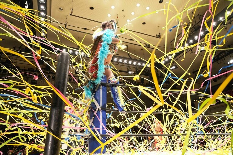 コーナーに上り、テープを浴びるウナギ・サヤカ　©Essei Hara