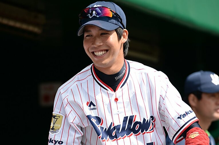 背番号が「1」に変わり、笑顔を見せるヤクルト山田 ／ photograph by Naoya Sanuki