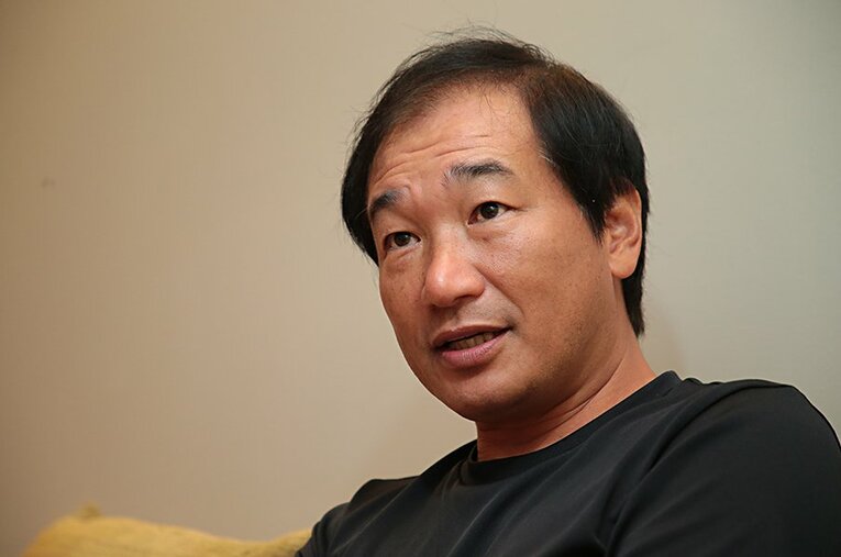 タイキャンプ中にインタビューに応じた霜田正浩監督。その育成法が、レノファ山口のクラブとしての立ち位置を確固たるものにしている。 ／ photograph by Norio Rokukawa