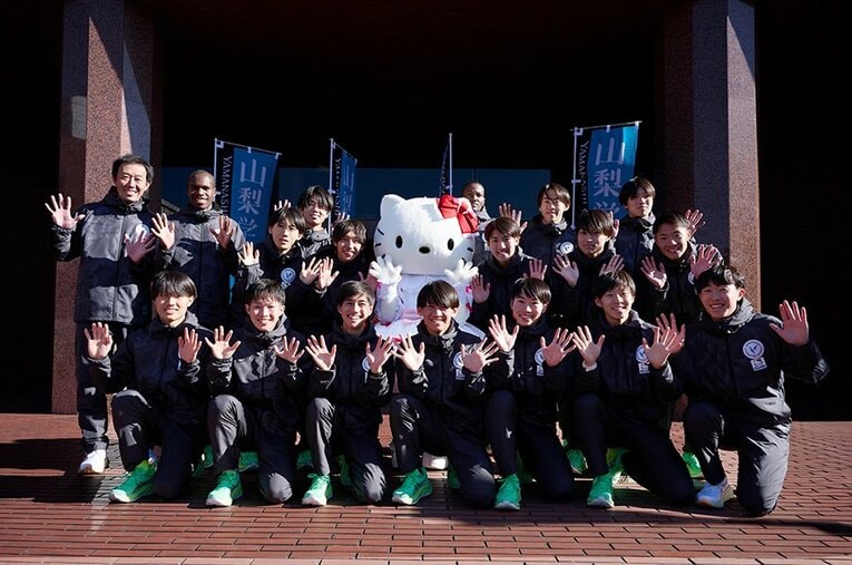 壮行会には激励品の贈呈にハローキティが登場。選手たちにエールを送った ／ photograph by ©2025 SANRIO CO.,LTD.