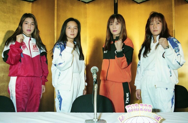 （右から）現役時代の福岡と、工藤めぐみ、キューティー鈴木、そして井上貴子　©東京スポーツ新聞社