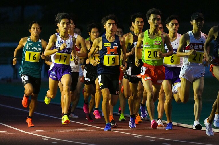 出雲駅伝のレース後、日が暮れてから行われる記録会。選考から漏れた選手にとっては今後の駅伝メンバー入りを占う勝負レースとなる ／ photograph by Satoshi Wada