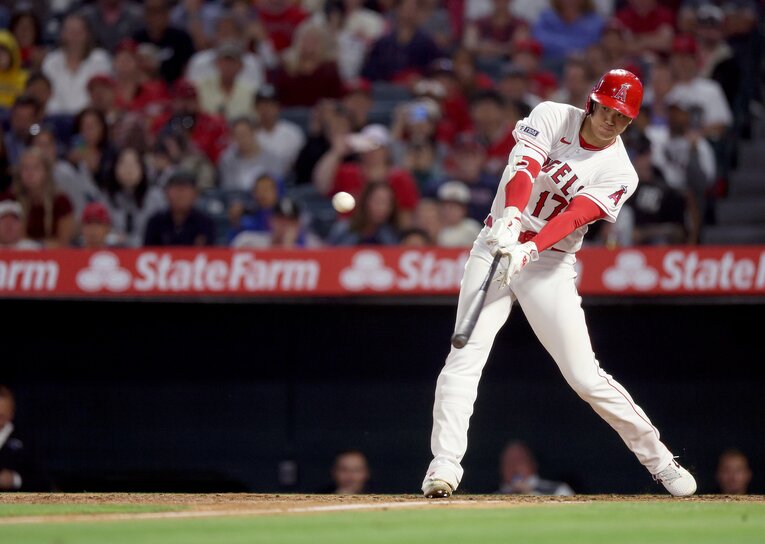 投手として先発した6月27日、この日2本目となる28号ソロを放つ大谷翔平　©Getty Images