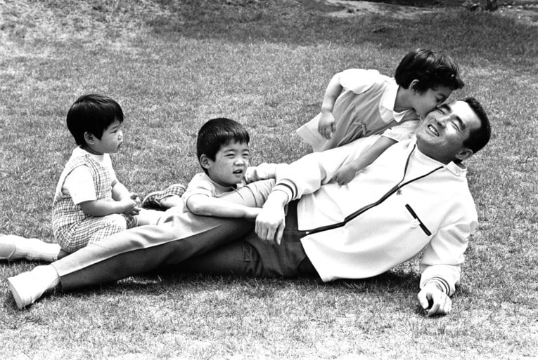 自宅で一茂ら子どもと遊ぶ貴重な1枚（1970年撮影）　©BUNGEISHUNJU