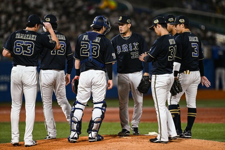 “後はまかせろ”と山崎（左）に目線を向ける比嘉（日本シリーズ第7戦）　©︎Nanae Suzuki