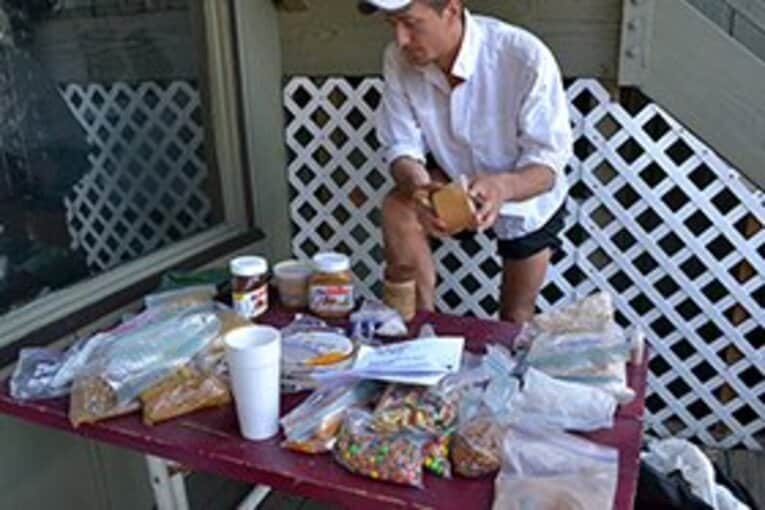 買い出しした食糧を小分けにしていく。これも大事な作業。