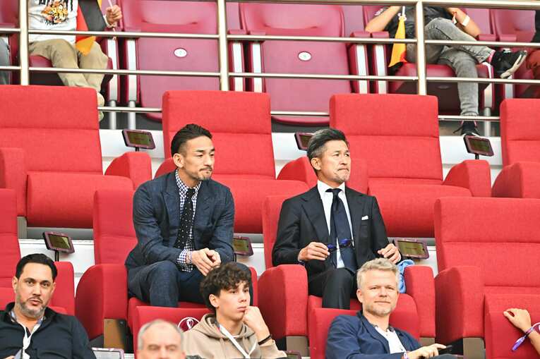 ドイツ戦を現地で観戦する三浦知良と中田英寿　©Takuya Kaneko/JMPA