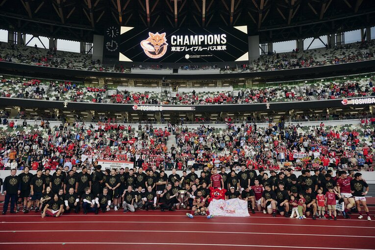 連覇達成で「何度経験しても、この瞬間は特別なもの」とモウンガ　©Yuki Suenaga