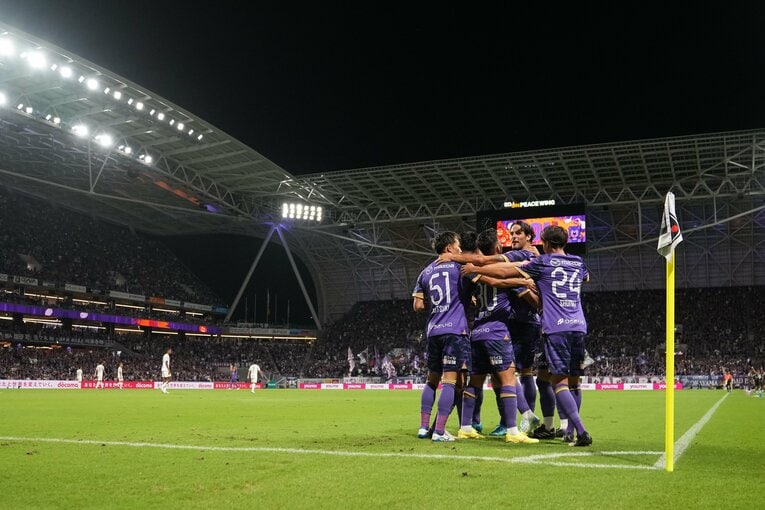 ゴールを喜び合う広島の選手たち　©Masashi Hara