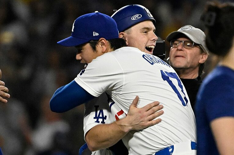 熱いハグをかわすウィル・スミスと大谷翔平。ドジャース加入前からその能力に熱視線を送っていた ／ photograph by MediaNews Group/Pasadena Star-News via Getty Images