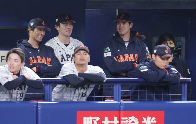 バンテリンドームで行われたWBC前の壮行試合でも好投。ベンチで大谷翔平（後列右）と談笑する佐々木朗希（同中央）　©︎JIJI PRESS