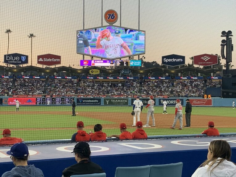 【ドジャースタジアム】暮れなずむドジャースタジアム、出塁する大谷選手