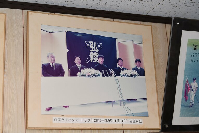 神戸弘陵の監督室にはこれまでプロに巣立った選手の写真が飾られていた　©Kota Inoue