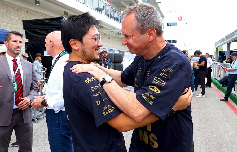 コンストラクターズチャンピオン獲得後、レッドブルのチーフエンジニア、ポール・モナハン（左）に祝福される湊谷エンジニア　©Masahiro Owari