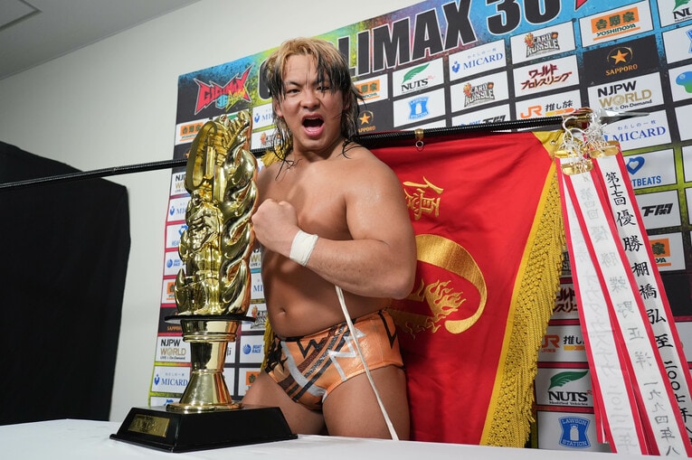 G1優勝旗とトロフィーでポーズを取る大岩陵平　©Essei Hara