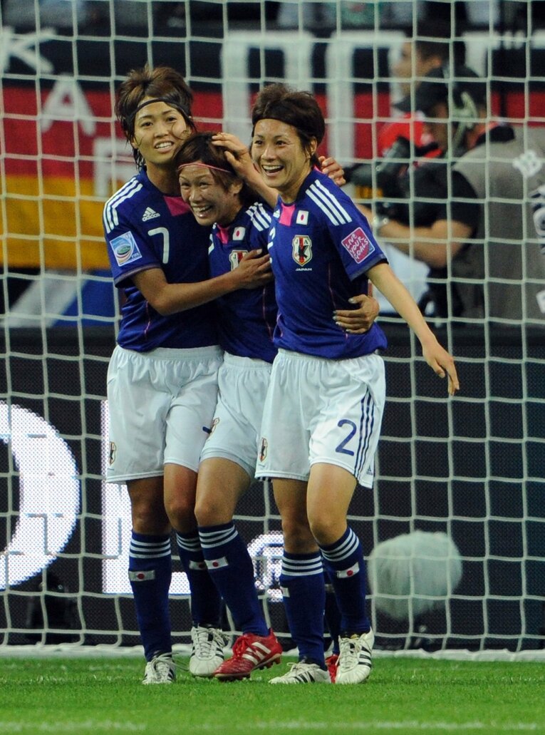 スウェーデン戦、川澄奈穂美のゴールを祝福する安藤梢、近賀ゆかり　©DPA/JIJI PRESS