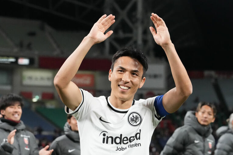 22年11月、フランクフルトvs浦和での試合後、浦和サポーターの声援にこたえる長谷部　©Getty Images