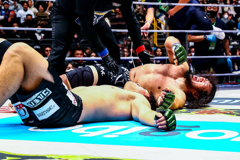2ラウンド2分9秒、レフェリーが試合をストップ。勝者の関根も体力を使い果たし、リング上で大の字に　©RIZIN FF Susumu Nagao