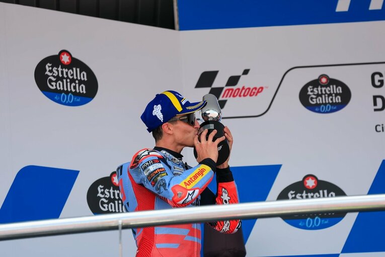スペインGPの表彰台で喜びをあらわにするマルケス　©Satoshi Endo