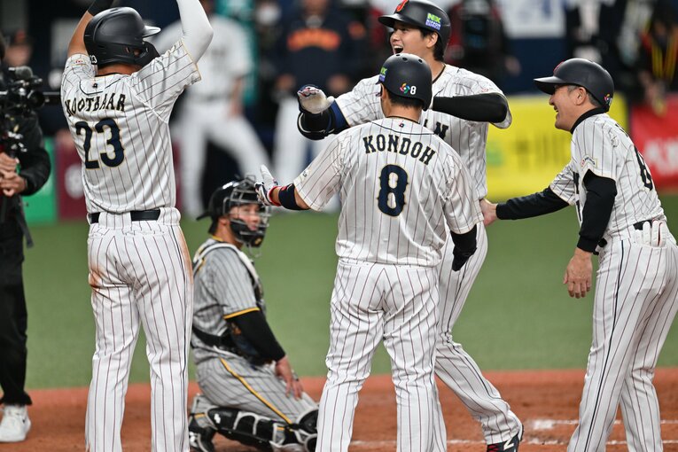 3月6日の阪神戦で2HRの大谷を、ヌートバーは熱いハイタッチで祝福（1枚目／全3枚）　©Naoya Sanuki