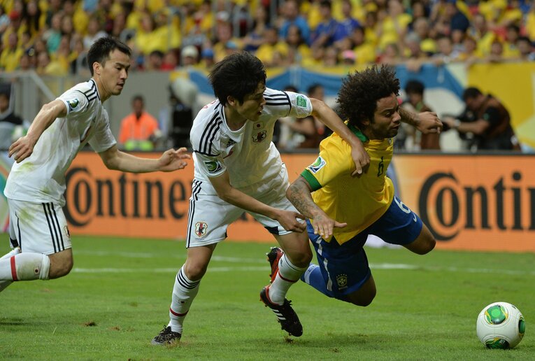 コンフェデレーションカップでブラジル代表DFマルセロとのマッチアップ　©︎Getty Image