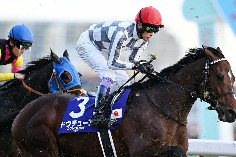 ガッチリと手綱を握る武豊　©Keiji Ishikawa