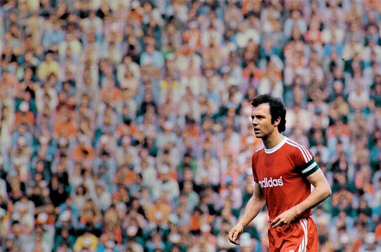 象徴的なバイエルンとドイツのキャプテンは、効率的でエレガントなスタイルで“アタッキングリベロ”という革命を起こした ／ photograph by André Lecoq／L’Équipe