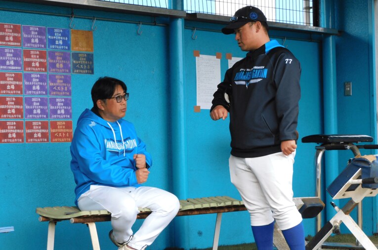 親子関係である山梨学院の吉田健人部長（右）と吉田洸二監督。グラウンド内外での親子関係とは ／ photograph by Jun Aida