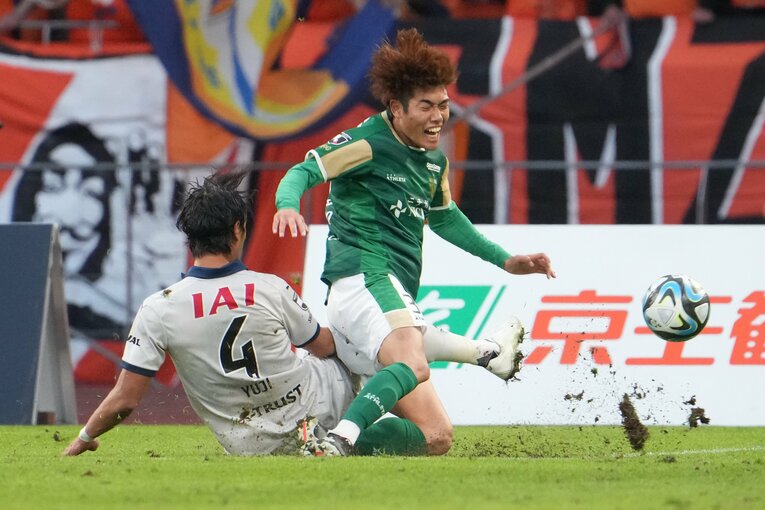 後半アディショナルタイム、染野唯月が高橋祐治に倒されPKを獲得する　©Masashi Hara