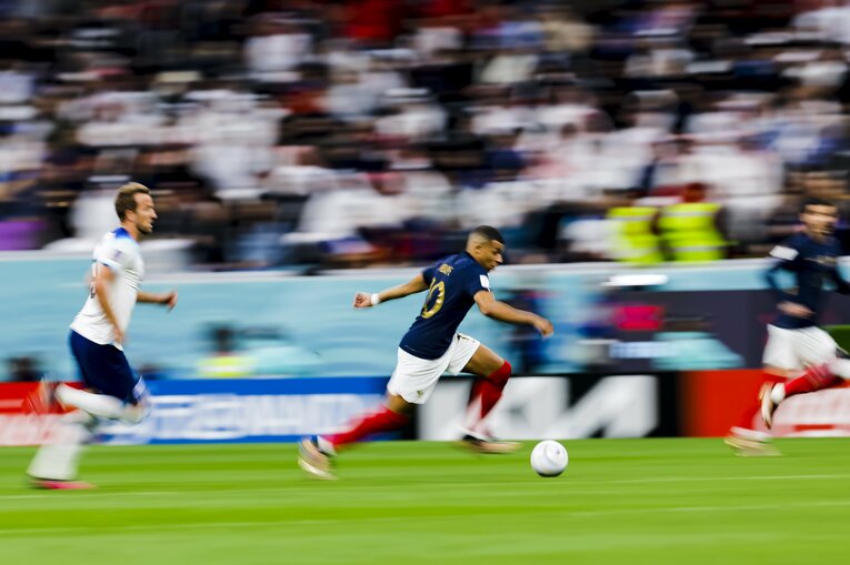 エムバペの超高速ドリブル（1／4）　©Kiichi Matsumoto/JMPA