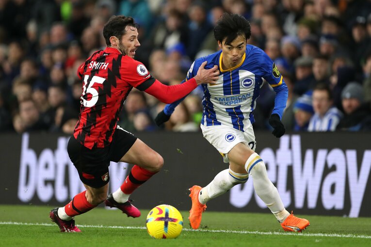 相手右SBアダム・スミスを置き去りにする三笘　©Getty Images