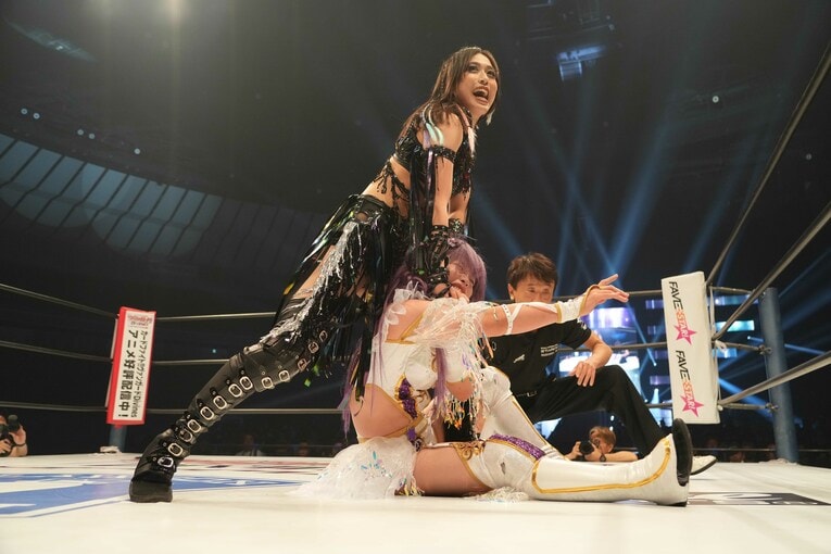 中野たむを絞め上げる上谷沙弥　©Essei Hara