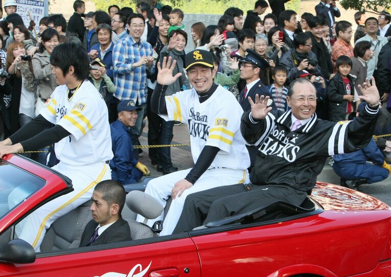 2010年の優勝パレード、多村の隣には王会長が……　©Sankei Shimbun