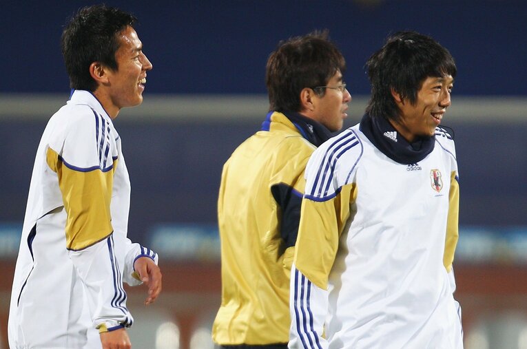 日本代表での中村憲剛（左）と長谷部誠。憲剛は代表活動の中で長谷部の変化に驚いたという ／ photograph by Getty Images