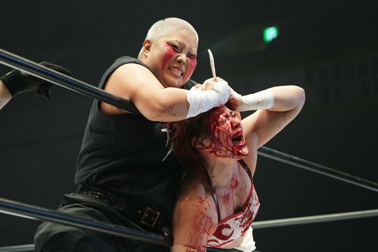 大流血した舞華を攻める刀羅ナツコ　©Essei Hara