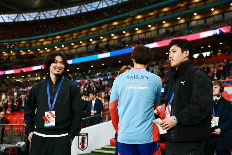 南野と遠藤はウェンブリーでのイングランド戦観戦に訪れていた　©JFA/AFLO
