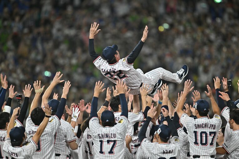 ※クリック、スワイプすると村上らの大喜びと今季の躍動ぶりをご覧になれます　©Hideki Sugiyama