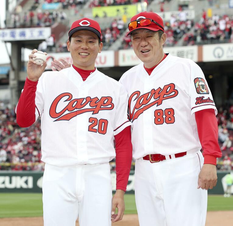 初セーブを挙げた試合で笑顔の栗林（左）と佐々岡監督©Kyodo News