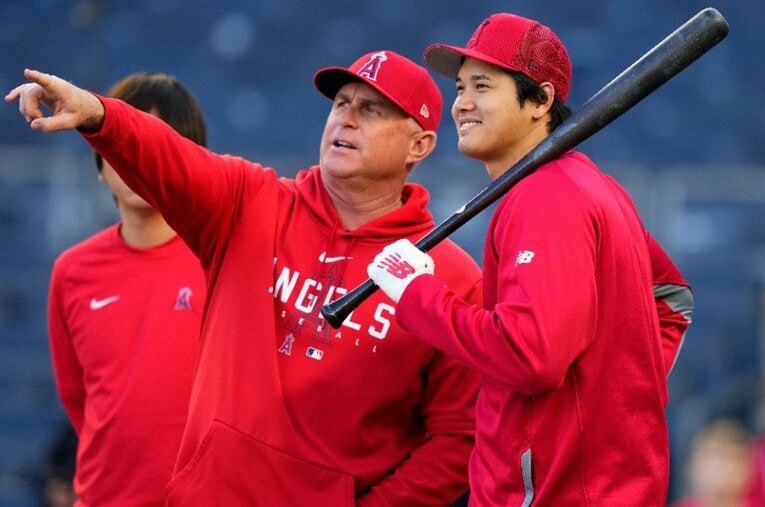 大谷翔平とエンゼルスのネビン監督。ネビンは6月で指揮官就任から1年を迎えた ／ photograph by AFLO