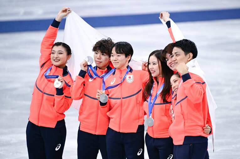 フィギュア団体で銀メダルを獲得した日本チーム ／ photograph by Asami Enomoto / JMPA