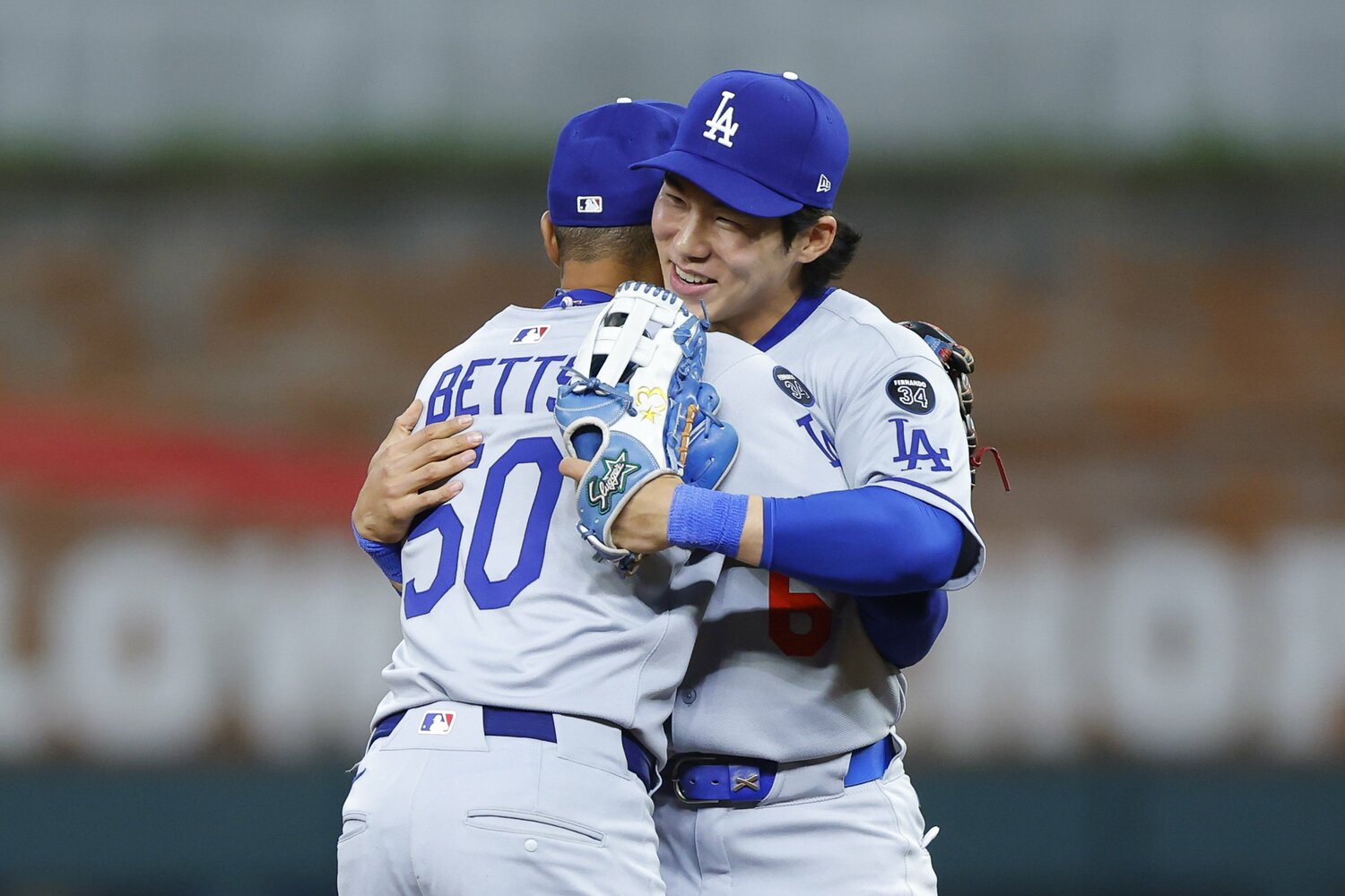 現地3日、敵地でのブレーブス戦でMLBデビューしたキム・ヘソン。二遊間でコンビを組んだムーキー・ベッツ（左）と　©︎Todd Kirkland/Getty Images