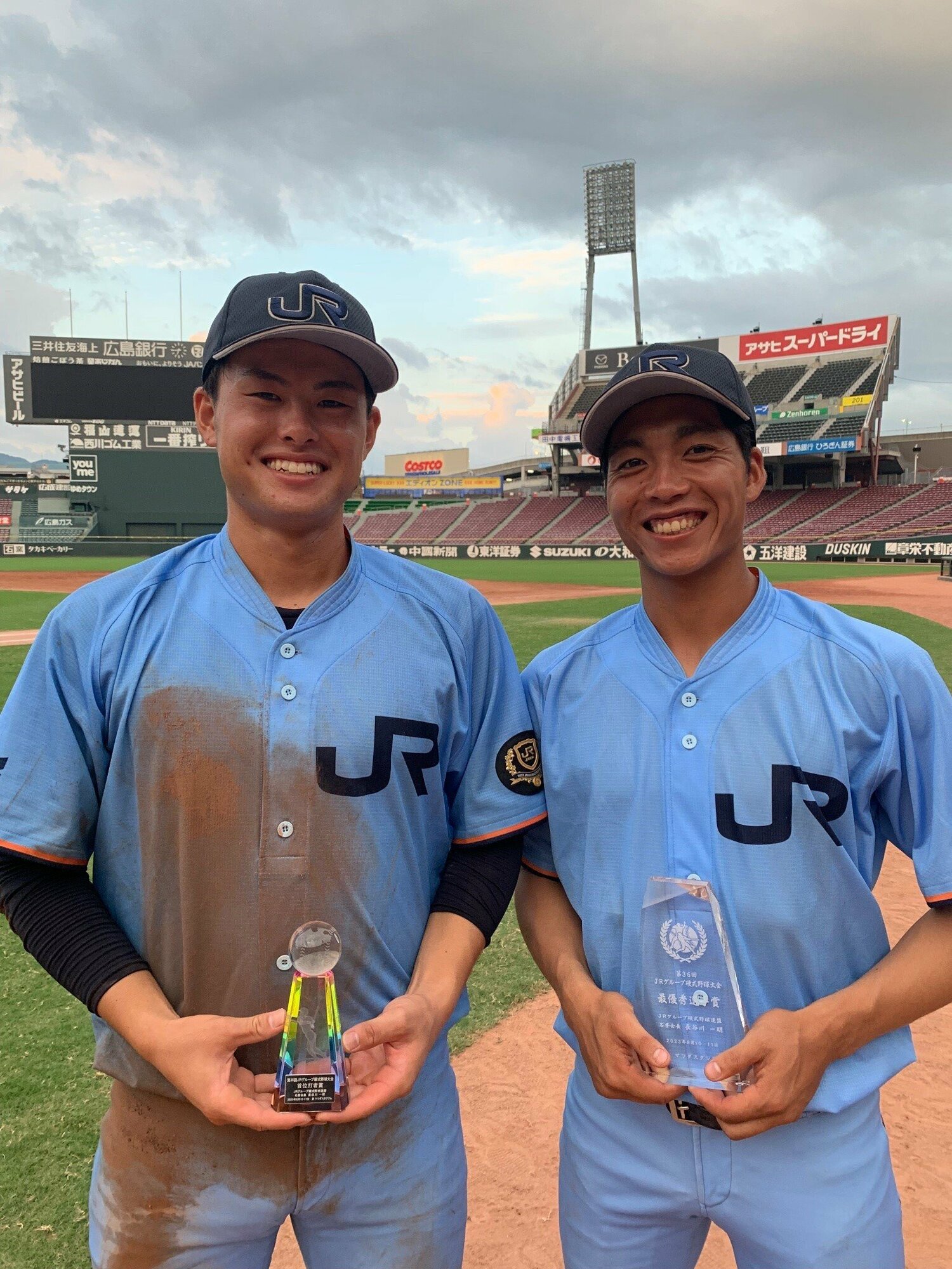 同じJR西日本の杉本涼（右）と　写真はJR西日本野球部提供