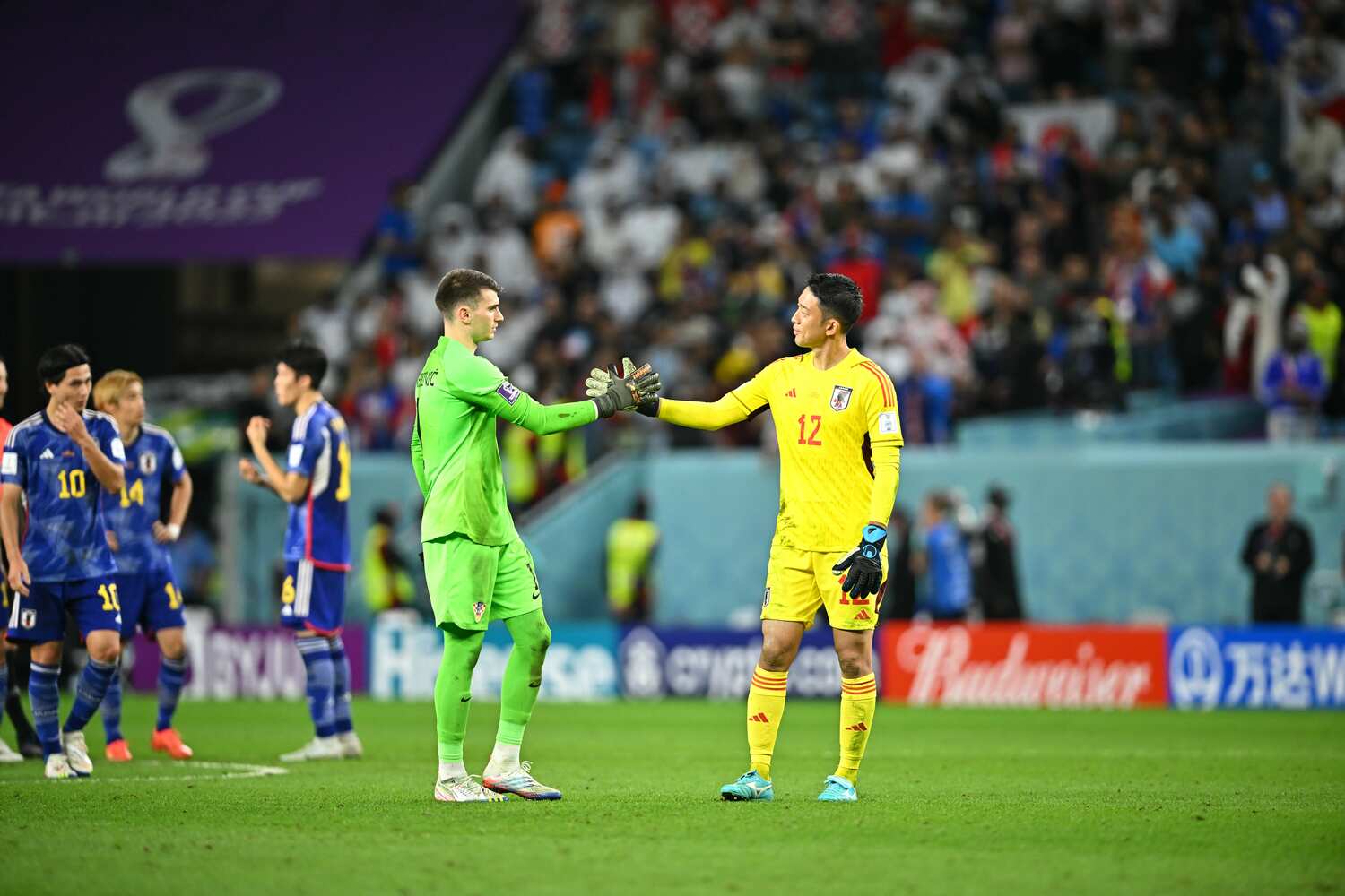 クロアチア戦で相手GKとPK戦前に握手をかわす　©Takuya Kaneko／JMPA