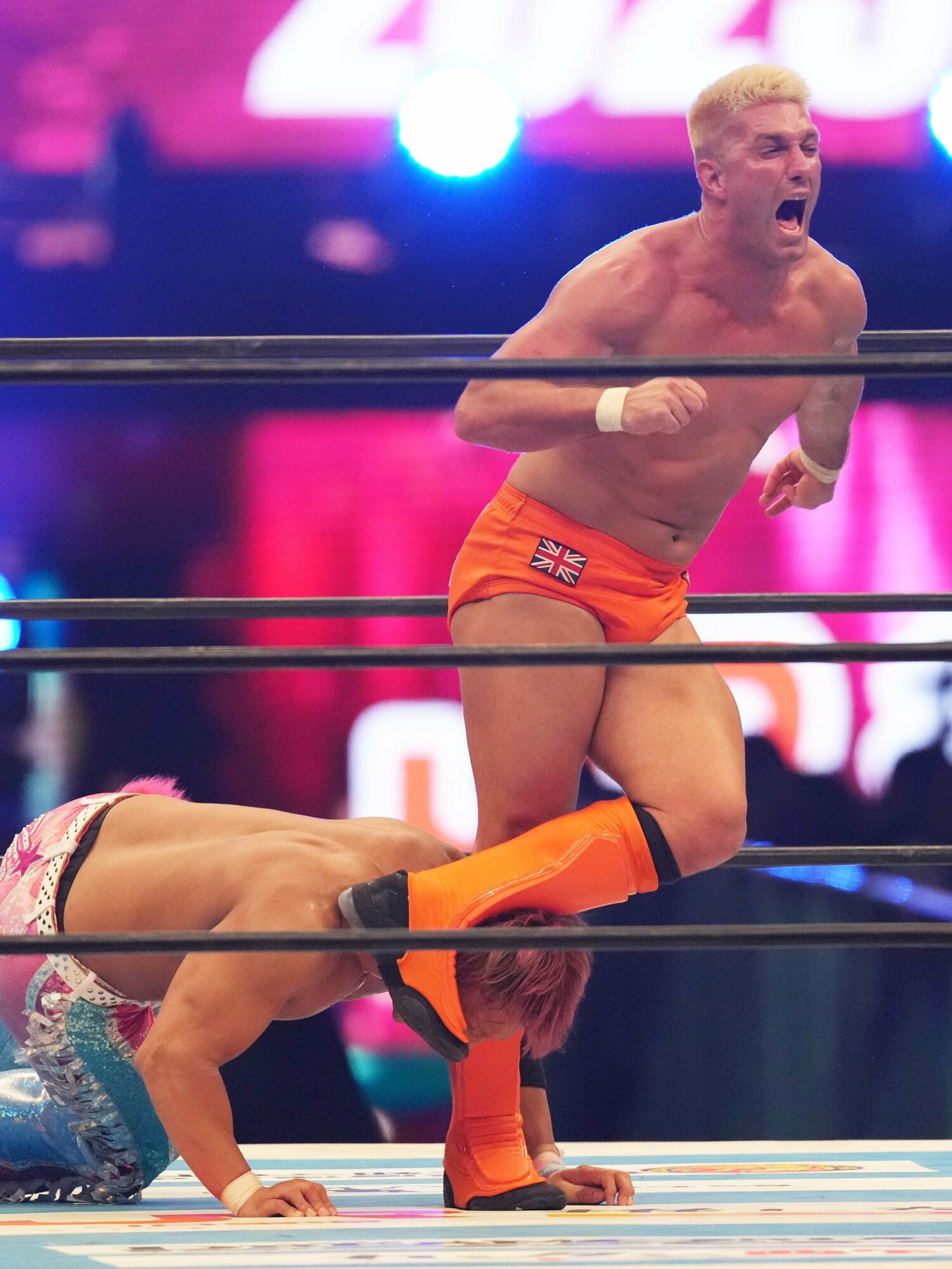 ネックツイストを繰り出すザック・セイバーJr.　©Essei Hara