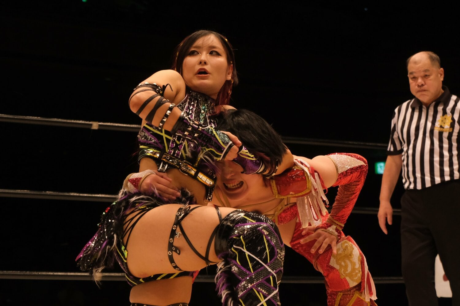 “日本仕様”の闘いを見せたイヨ。レフェリーは和田京平が務めた