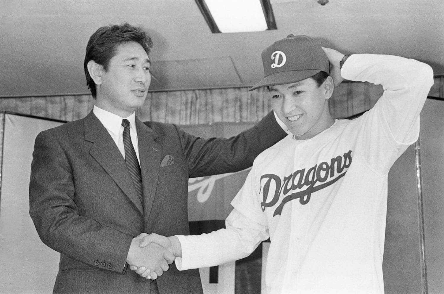 1987年12月、ドラフト1位の立浪和義と握手する星野仙一監督（当時）　©JIJI PRESS