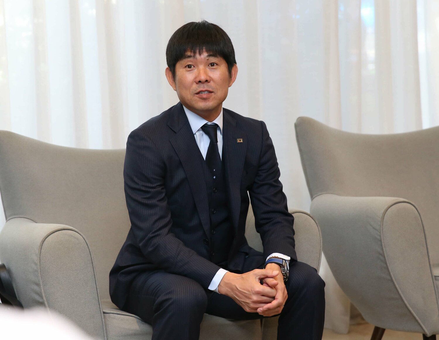 日本代表の試合の後、森保監督はホテルのロビーで選手を見送る。実際はジャージ姿が多いという（写真は2019年の取材時撮影）　©Nikkan Sports