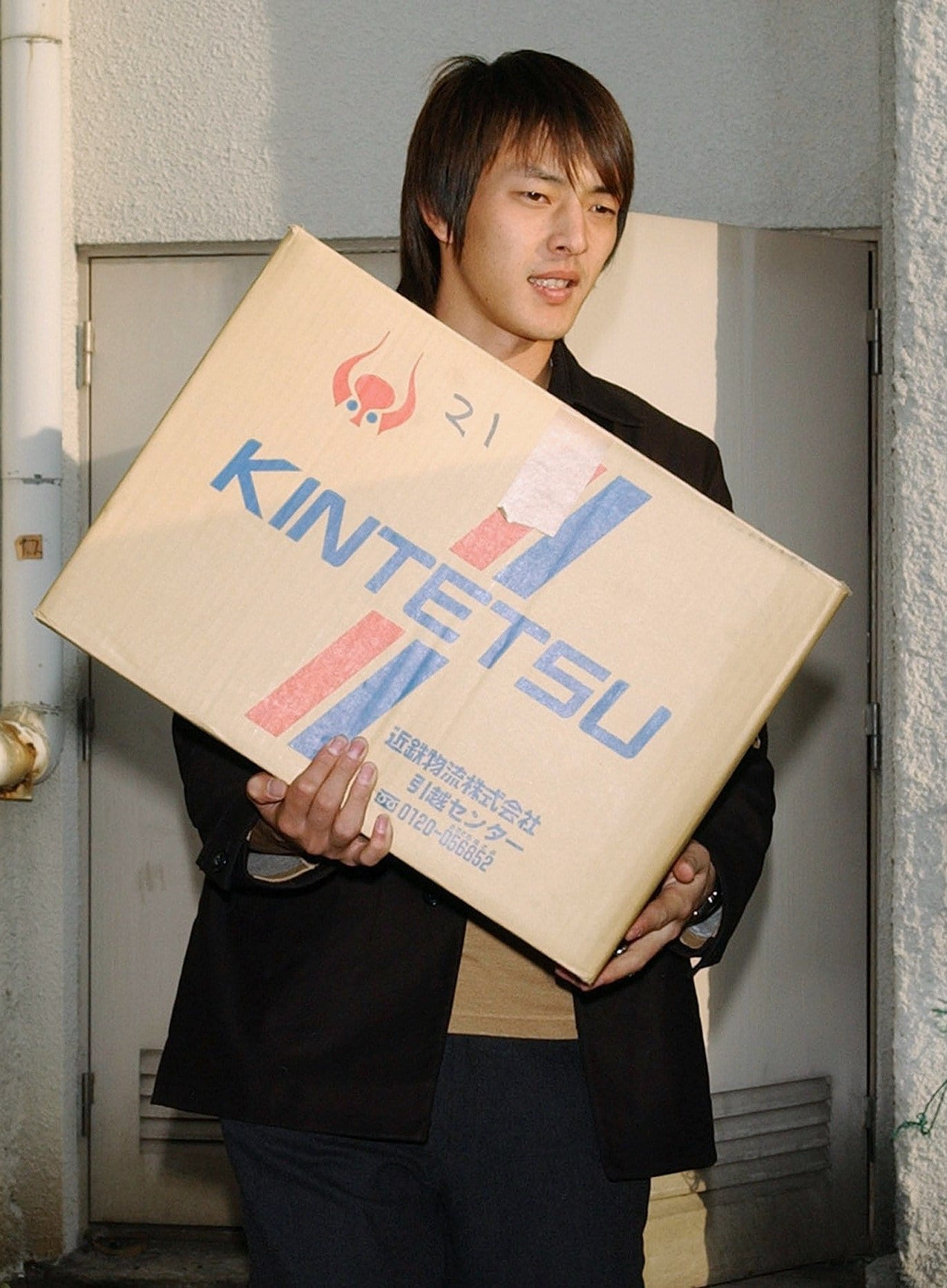 2004年12月、藤井寺球場のロッカーの整理に訪れ、荷物を運び出す岩隈久志。オリックス入りか、楽天へのトレードか去就が注目された。結果的に楽天を選ぶ　©JIJI PRESS