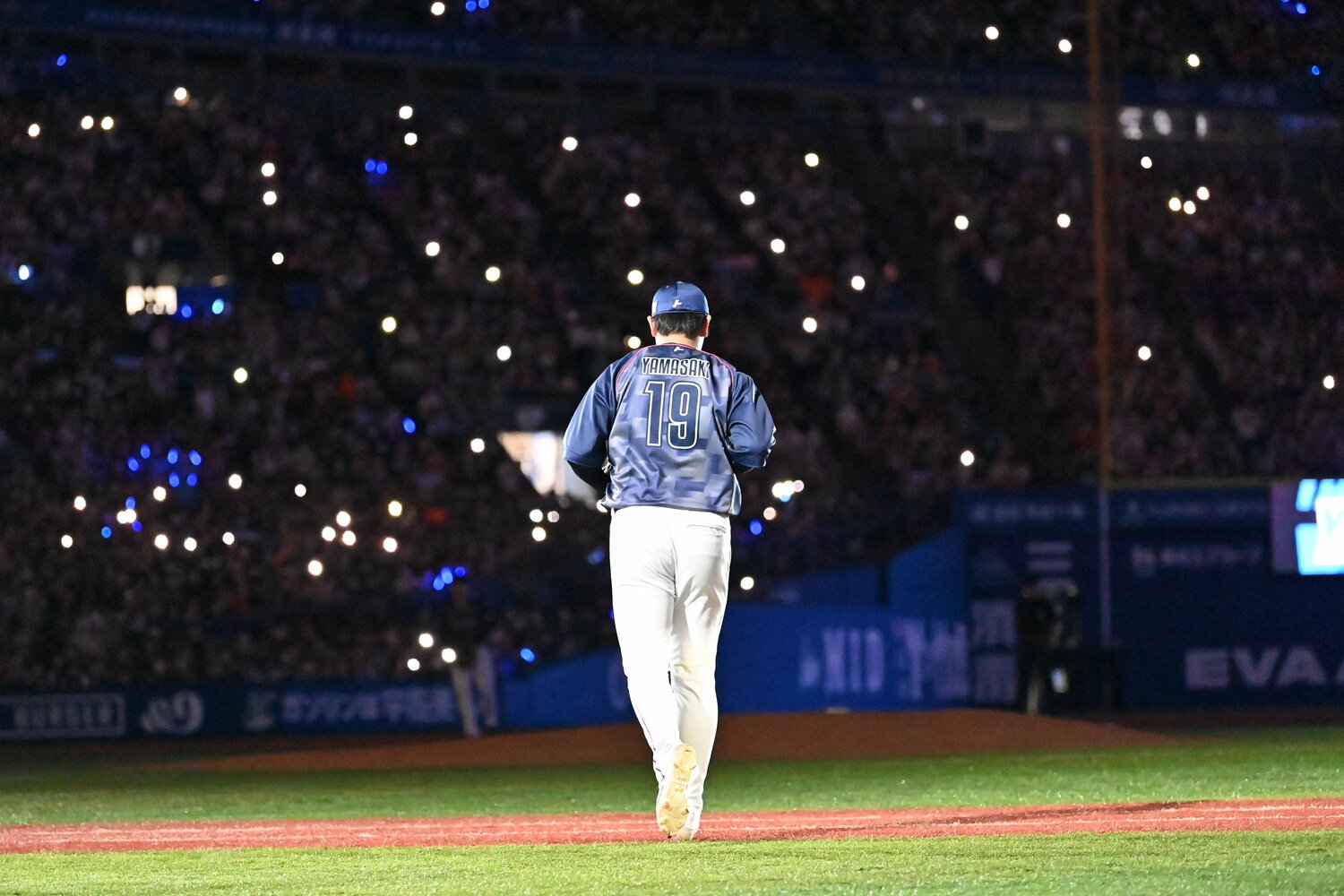 マウンドに向かう山崎（2022年10月）