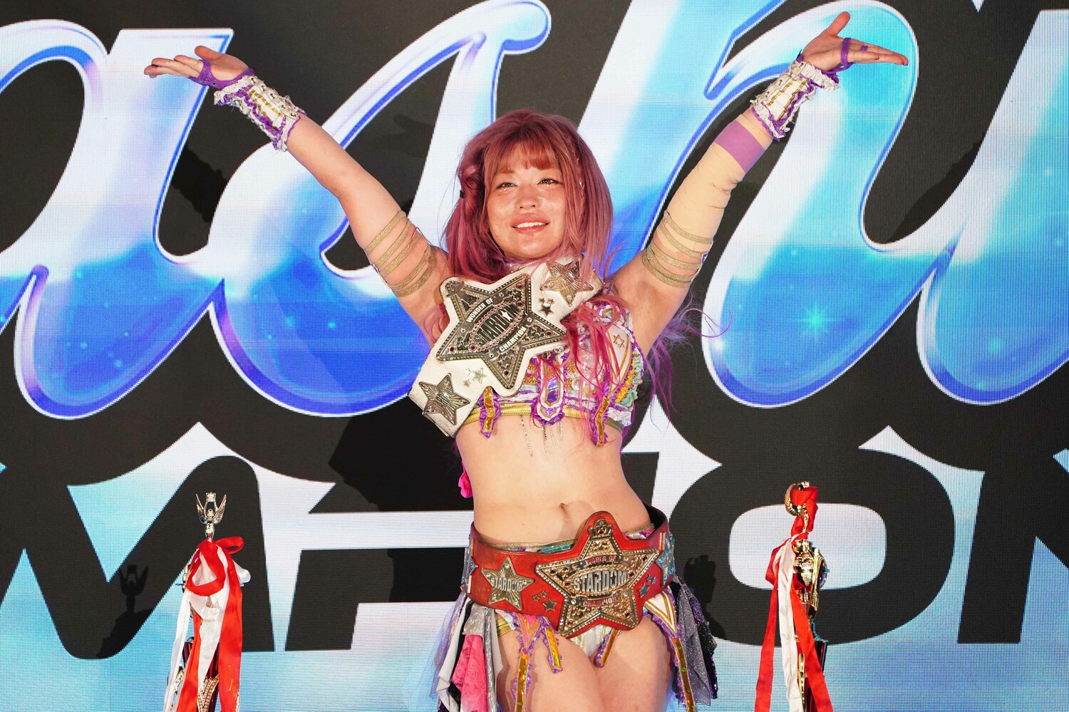 白川未奈とのダブル・タイトルマッチを制した中野たむ。帰りはベルトが2本になっていた